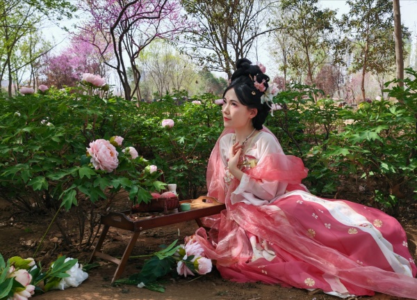 洛阳牡丹花开俏佳人