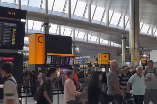 英国空管系统再出故障 上百趟航班被取消