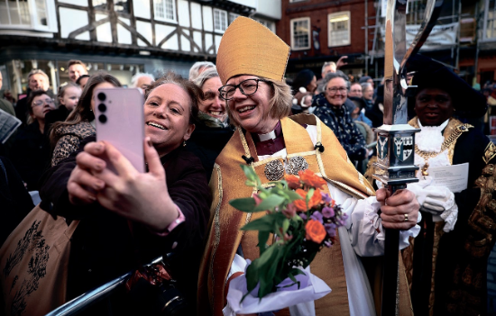 英国首位女性大主教正式就职