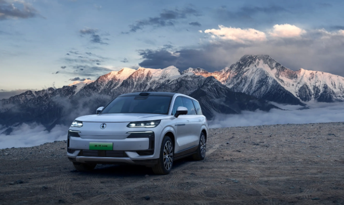 中国车企比亚迪在巴黎发布高端品牌“腾势”