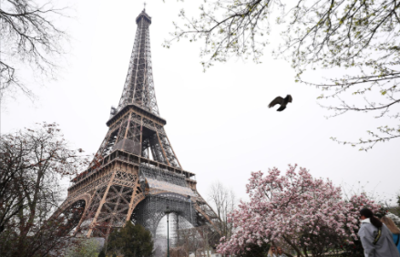 路灯、广告柱……这次将被拍卖的是埃菲尔铁塔的一段楼