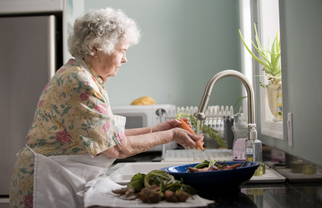 护理人员永居等待期延至15年，英国养老行业陷用工危机