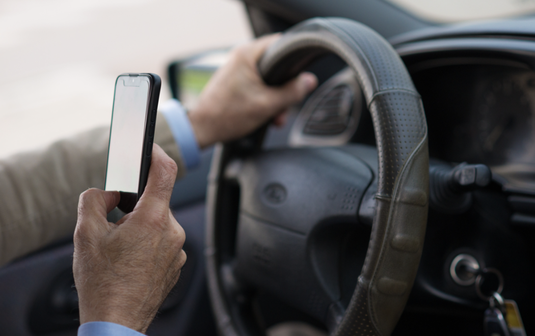 法国多省对“开车玩手机”加重处罚力度